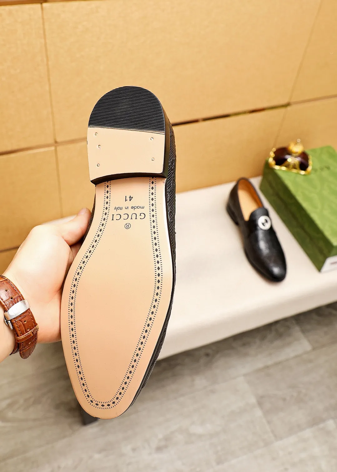 Men's shoes 💰462 💐 Product trademark: GUCCI "Gucci" casual leather shoes Regular size: 38-44 (45.46.47🉑️customized) Product materials: Selected imported first-layer cowhide embossed upper + luxury hardware buckle, imported cowhide leather lining. Strong three-dimensional visual effect, original outsole color: 1⃣️color optional